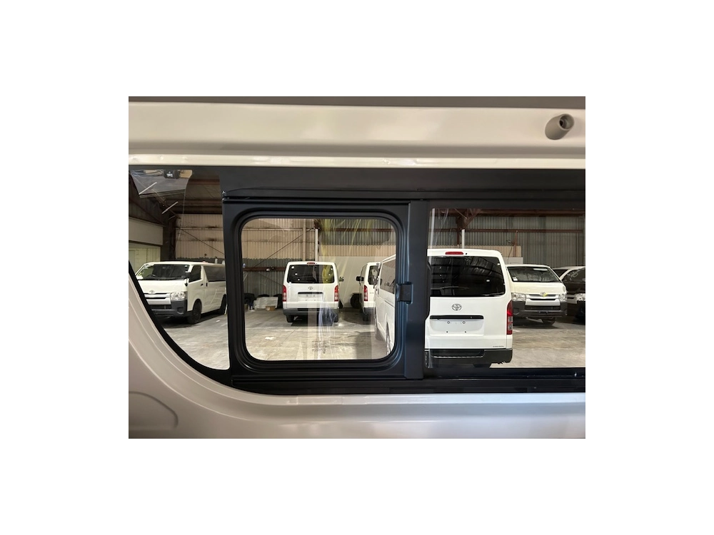 2019 Toyota Hiace =4x4= 6 or 9 Seaters