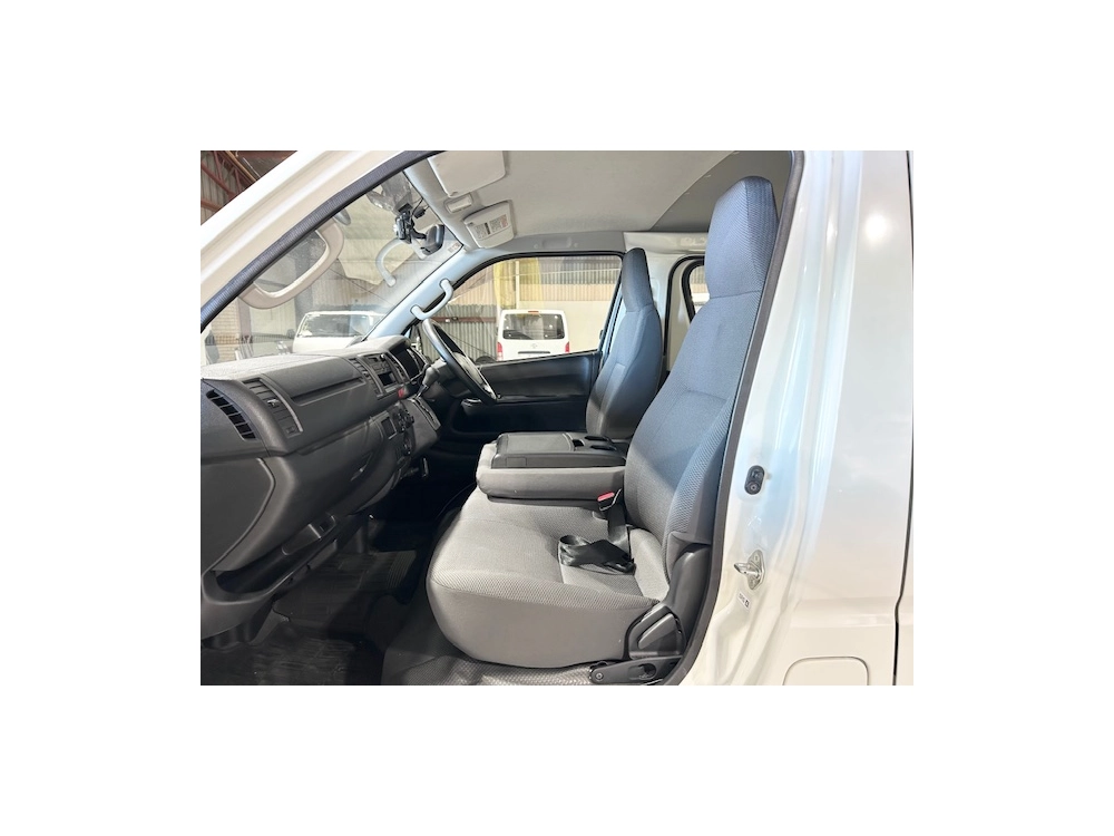 2015 Toyota Hiace = 4x4 = 3L Diesel 