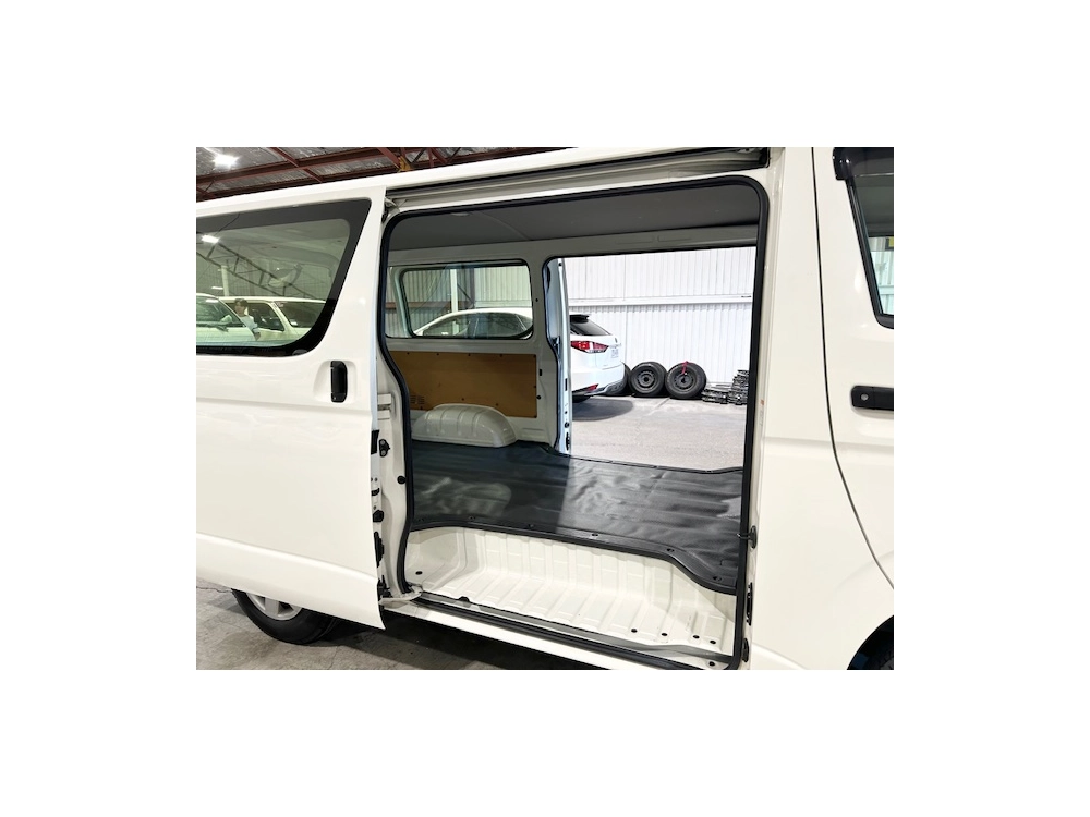 2015 Toyota Hiace = 4x4 = 3L Diesel 