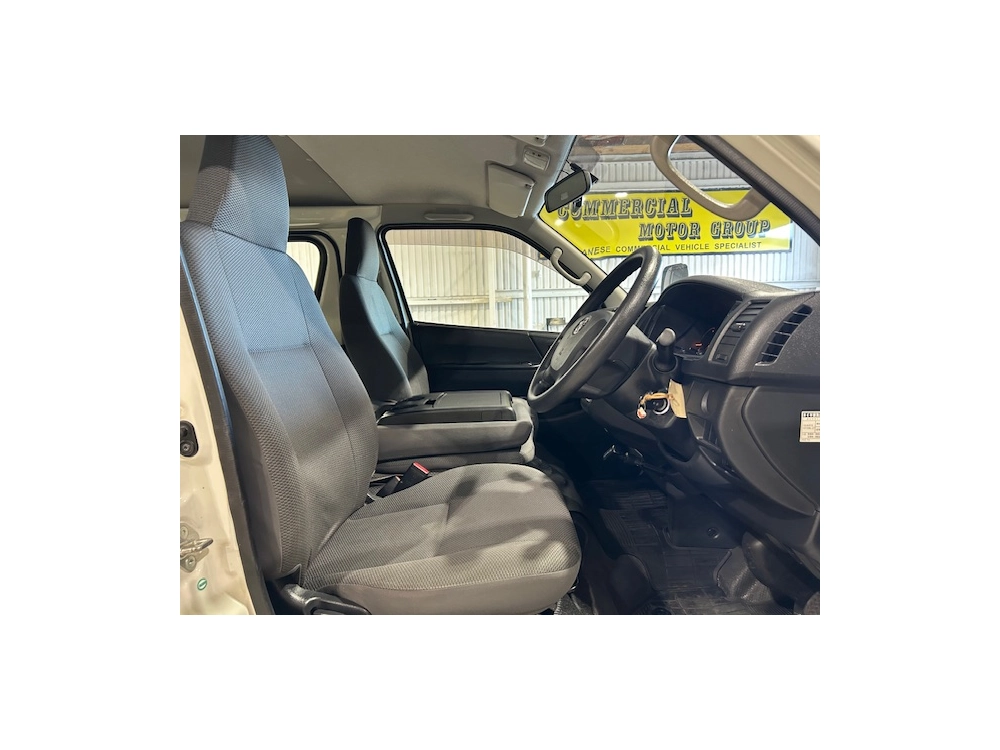 2015 Toyota Hiace = 4x4 = 3L Diesel 