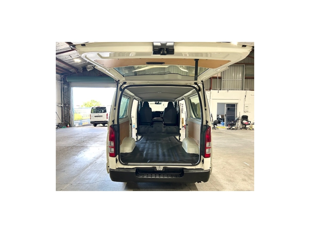 2015 Toyota Hiace 4X4_ 3L Diesel_ 4WD LOW KMS_ $500 DISCOUNTED FOR FUEL (1 WEEK ONLY)