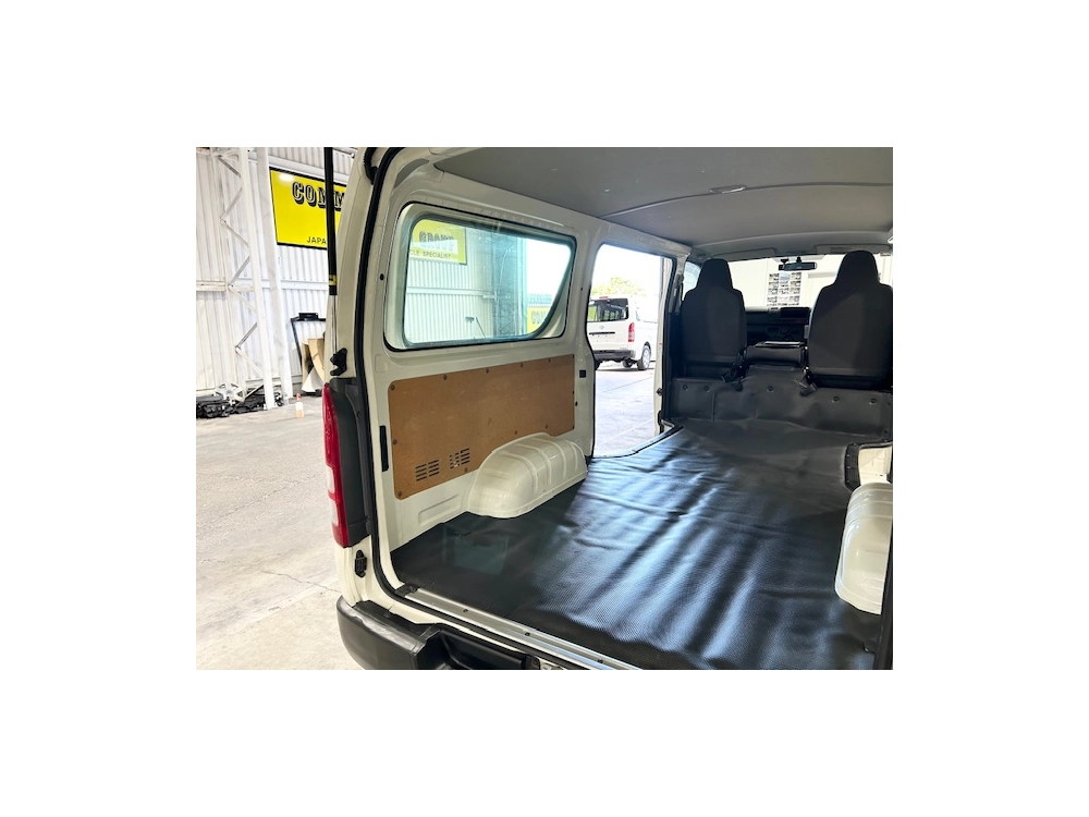 2015 Toyota Hiace = 4x4 = 3L Diesel 