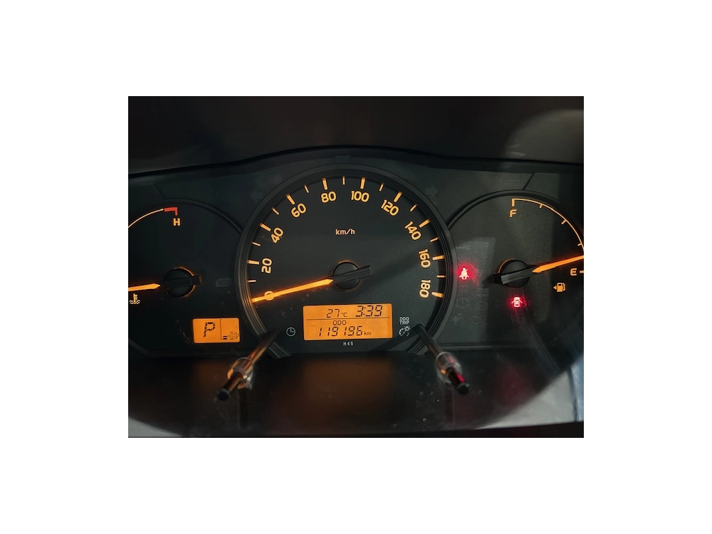 2015 Toyota Hiace = 4x4 = 3L Diesel 