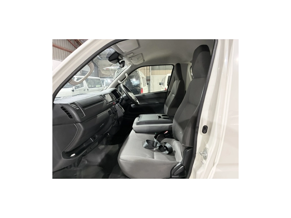 2020 Toyota Hiace / 6 SEATER 