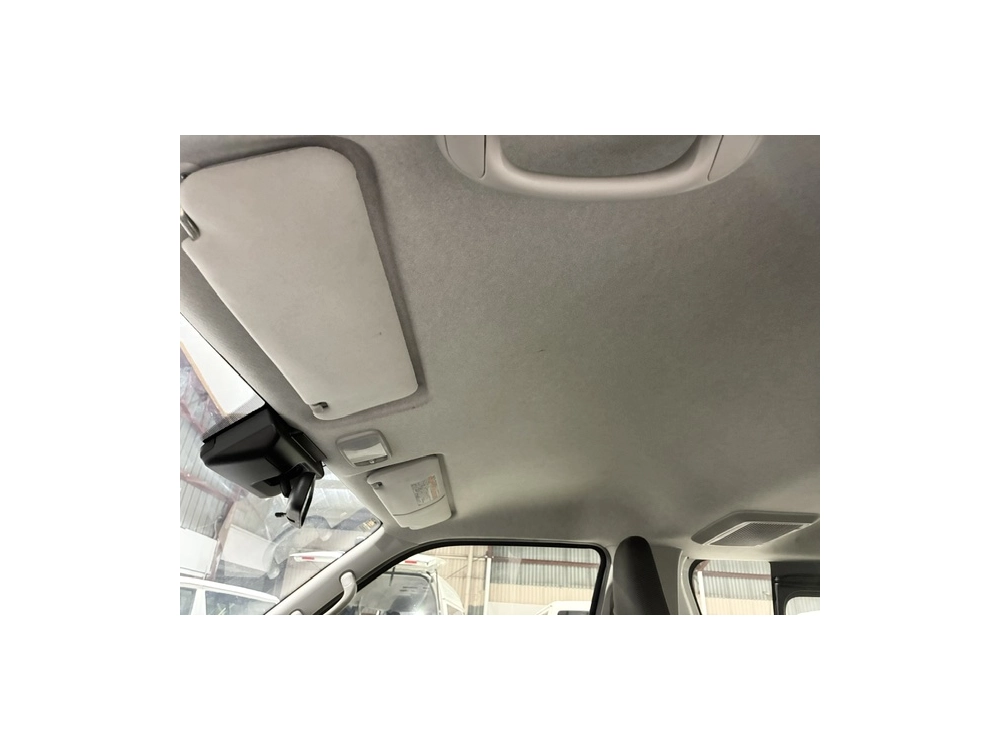 2020 Toyota Hiace / 6 SEATER 