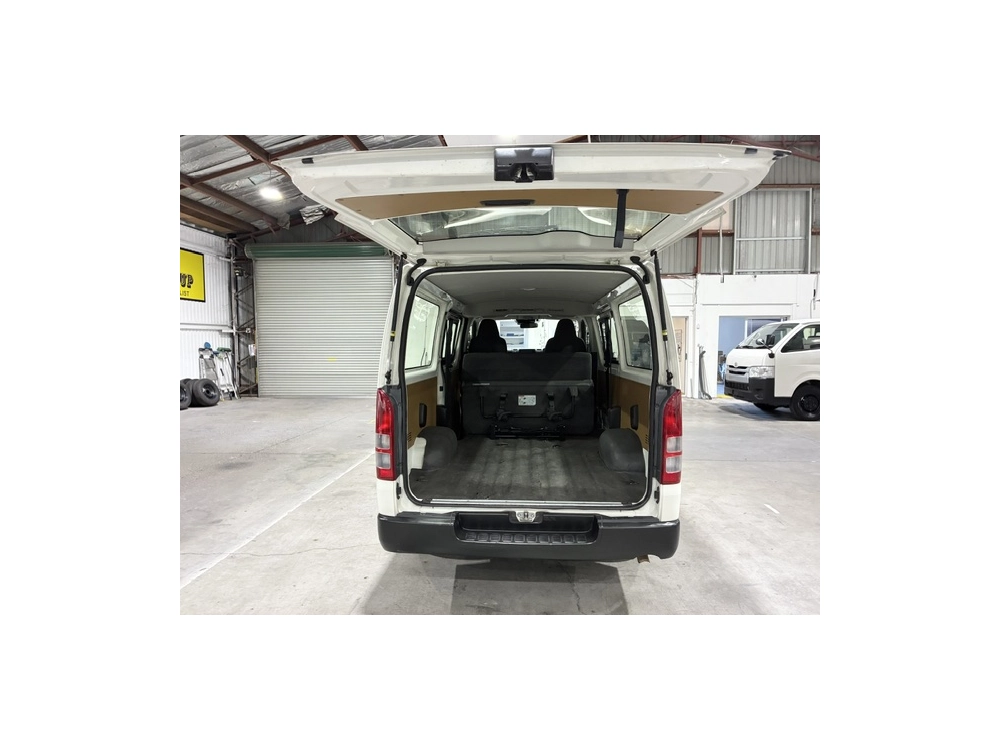 2020 Toyota Hiace / 6 SEATER 