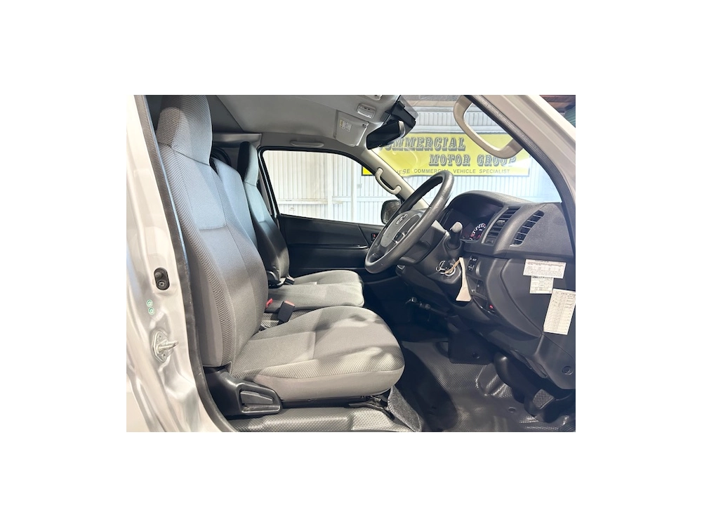 2018 Toyota Hiace ==FULL OPTION, 6 SEATERS==