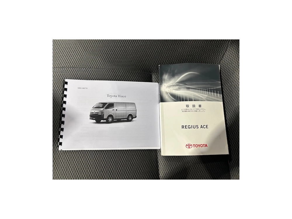 2018 Toyota Hiace ==FULL OPTION, 6 SEATERS==