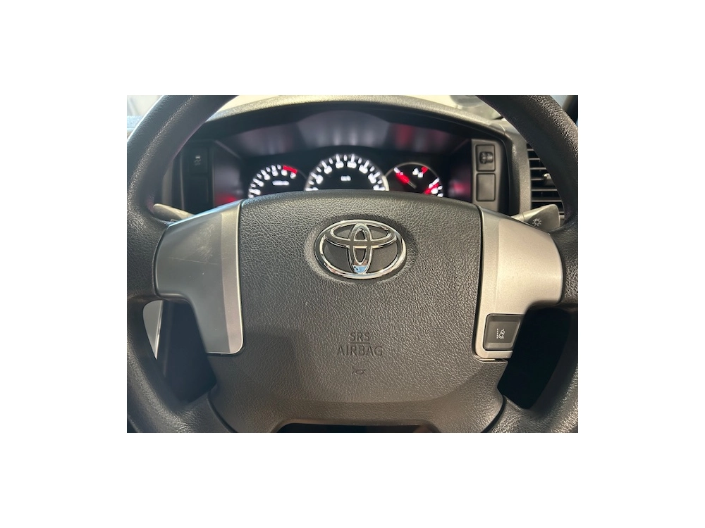 2018 Toyota Hiace ==FULL OPTION, 6 SEATERS==
