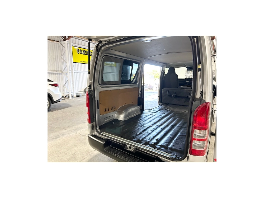 2018 Toyota Hiace ==FULL OPTION, 6 SEATERS==