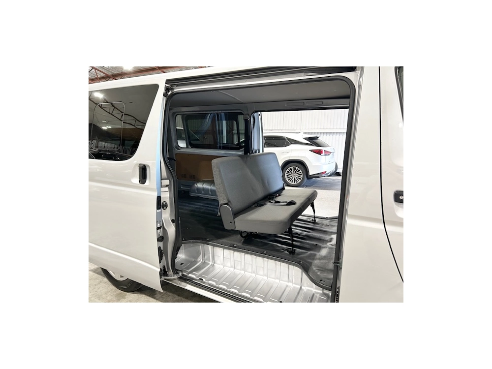2018 Toyota Hiace ==FULL OPTION, 6 SEATERS==