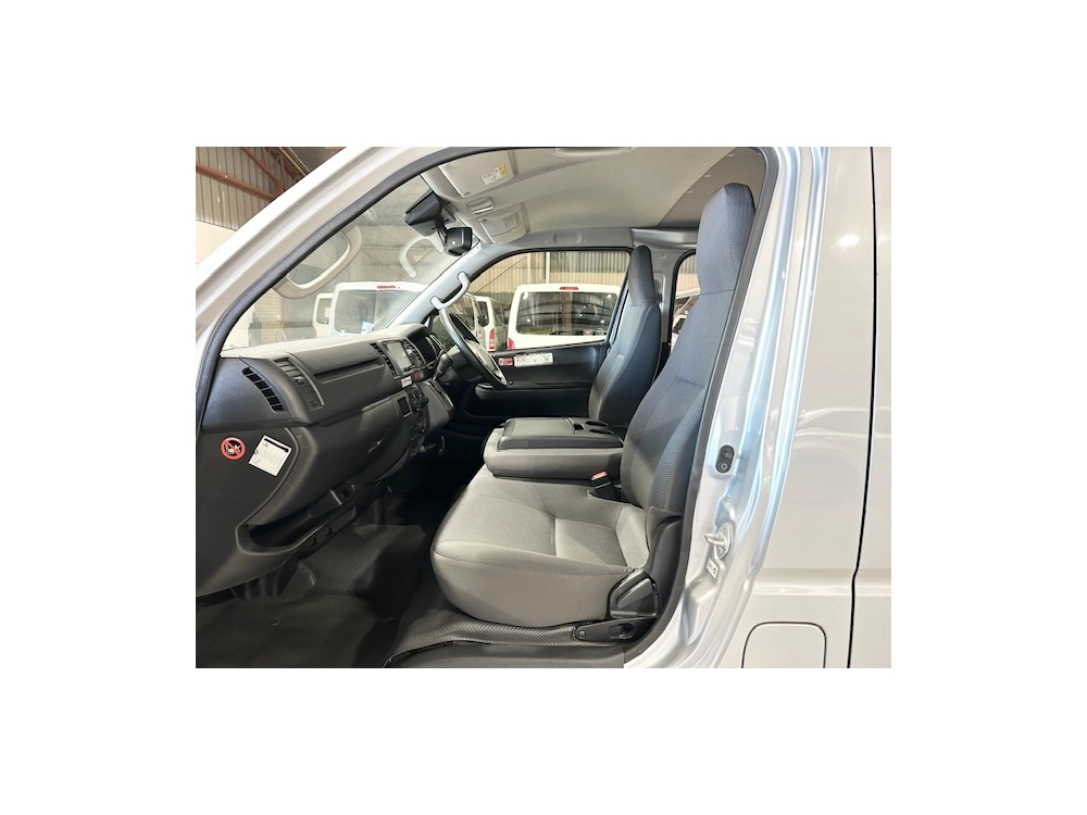 2018 Toyota Hiace ==FULL OPTION, 6 SEATERS==