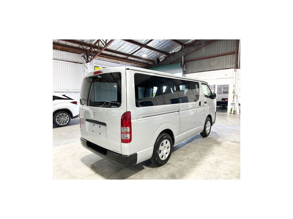 2018 Toyota Hiace ==FULL OPTION, 6 SEATERS==