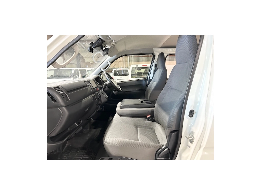 2020 Toyota Hiace =4X4= 6 Seaters 