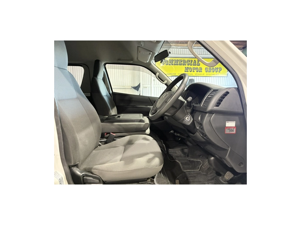 2017 Toyota Hiace =4X4= HIGHROOF ** CAMBELT DONE ** REAR AIRCON