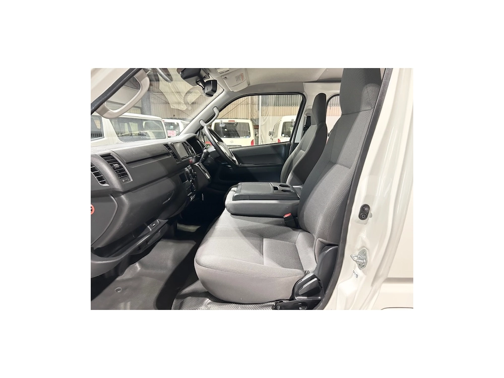 2019 Toyota Hiace $$ 4000 REDUCED $$ -- 6 SEATERS --