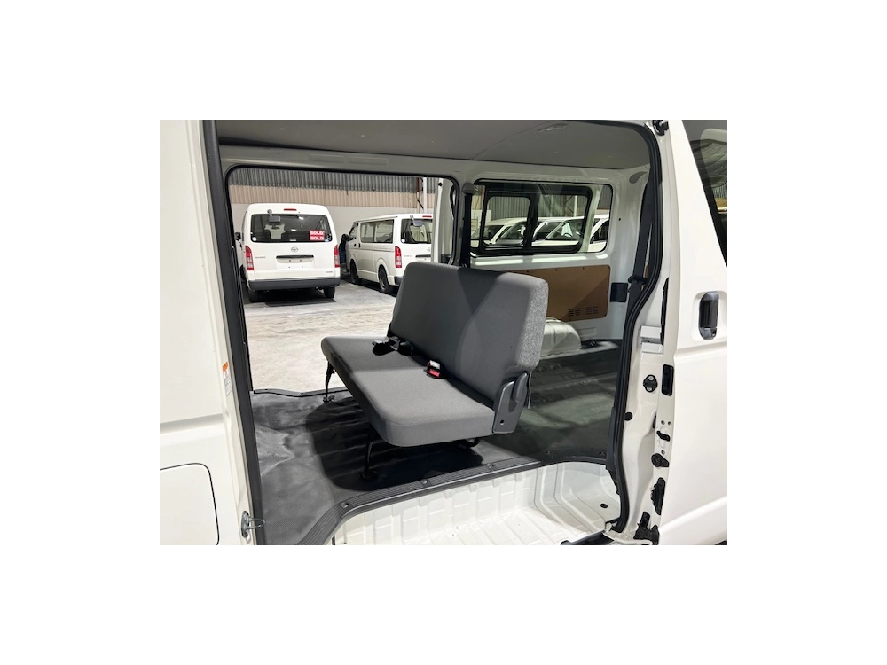 2019 Toyota Hiace $$ 4000 REDUCED $$ -- 6 SEATERS --