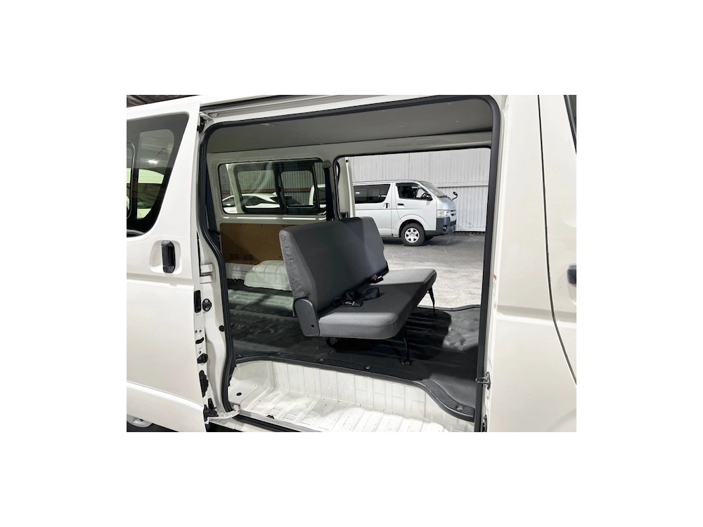 2019 Toyota Hiace $$ 4000 REDUCED $$ -- 6 SEATERS --
