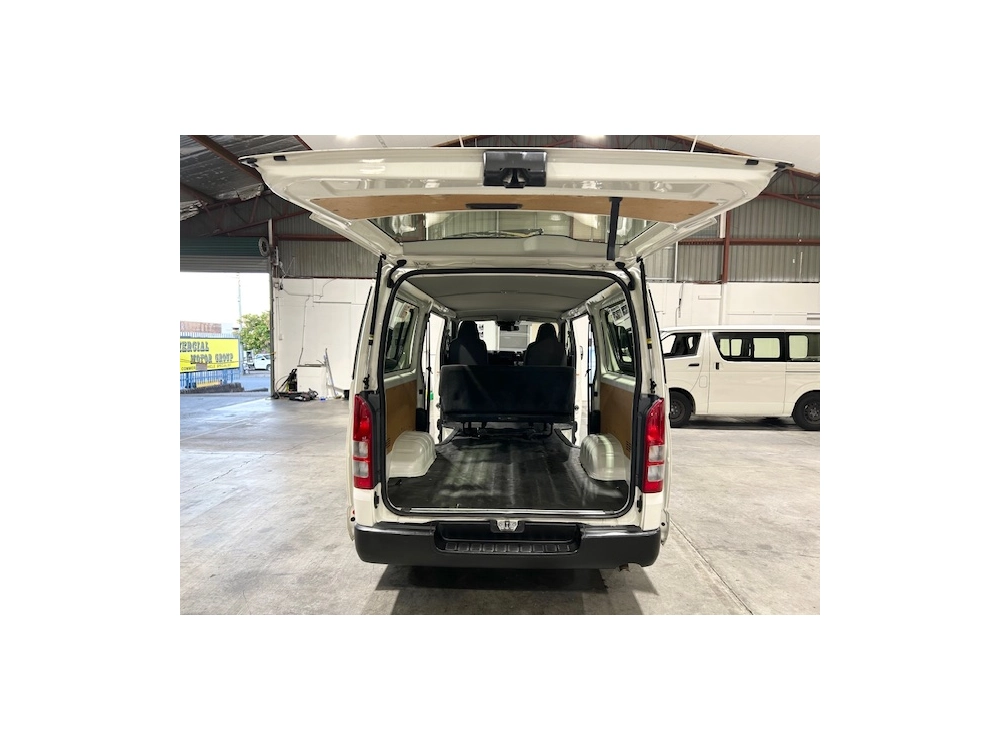 2019 Toyota Hiace $$ 4000 REDUCED $$ -- 6 SEATERS --
