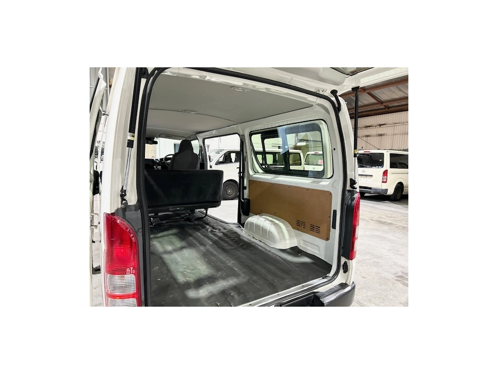 2019 Toyota Hiace $$ 4000 REDUCED $$ -- 6 SEATERS --