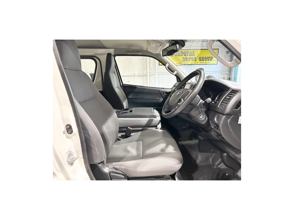 2019 Toyota Hiace $$ 4000 REDUCED $$ -- 6 SEATERS --