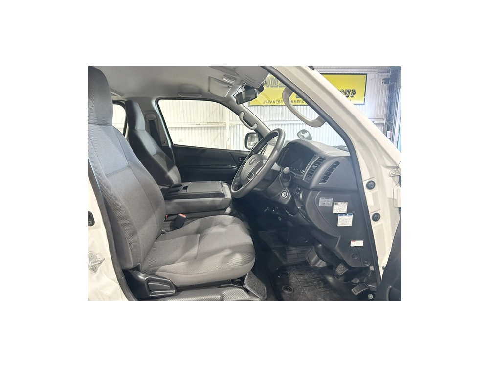 2020 Toyota Hiace / 6 Seaters! REAR AIRCON!!