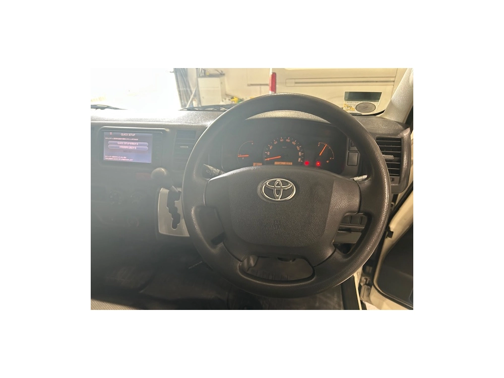 2017 Toyota Hiace 3L Diesel 6 Seaters