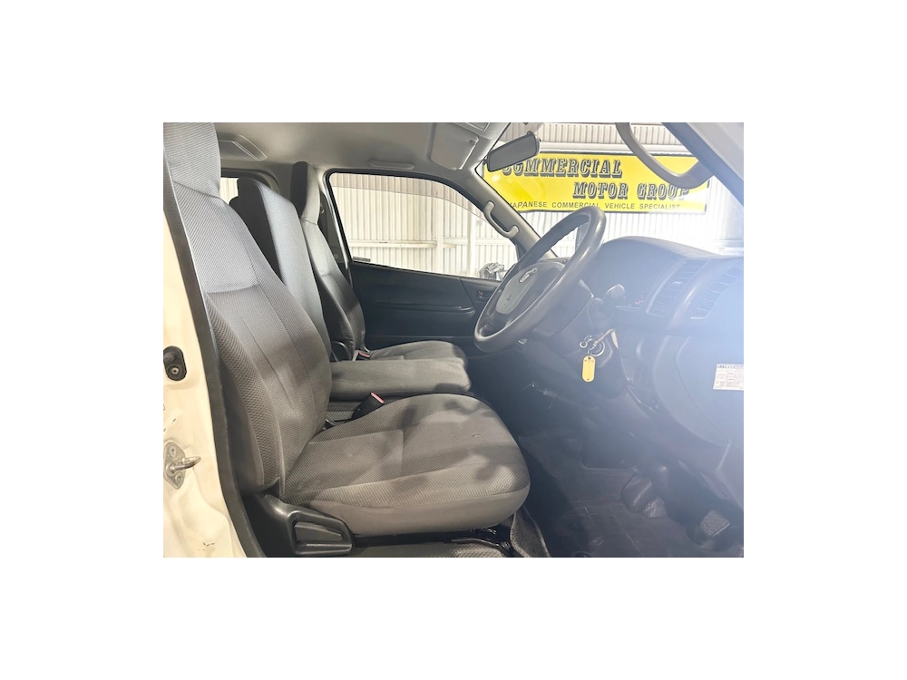 2017 Toyota Hiace 3L Diesel 6 Seaters