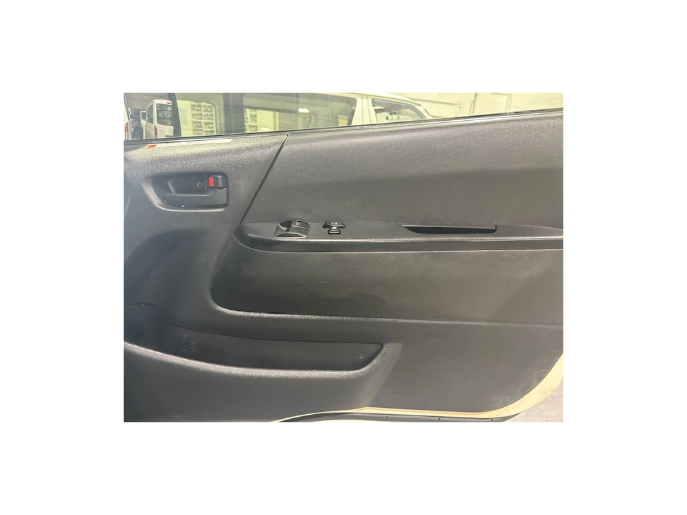 2017 Toyota Hiace 3L Diesel 6 Seaters