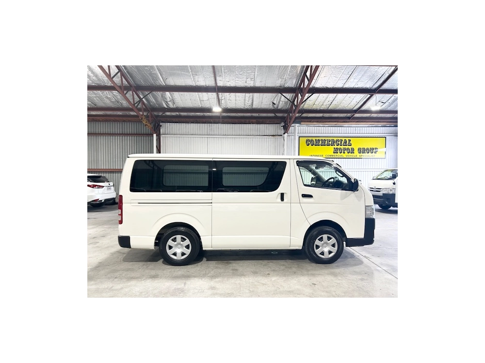 2017 Toyota Hiace 3L DIESEL 4X4 - 6 SEATERS_ $500 DISCOUNTED FOR FUEL (1 WEEK ONLY)
