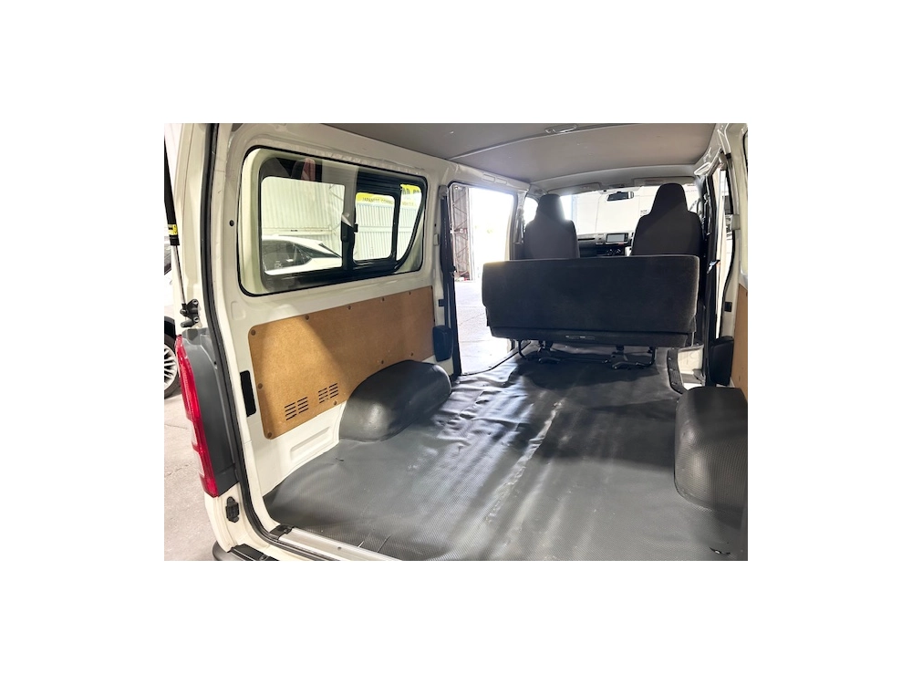 2017 Toyota Hiace 3L DIESEL 4X4 - 6 SEATERS_ $500 DISCOUNTED FOR FUEL (1 WEEK ONLY)