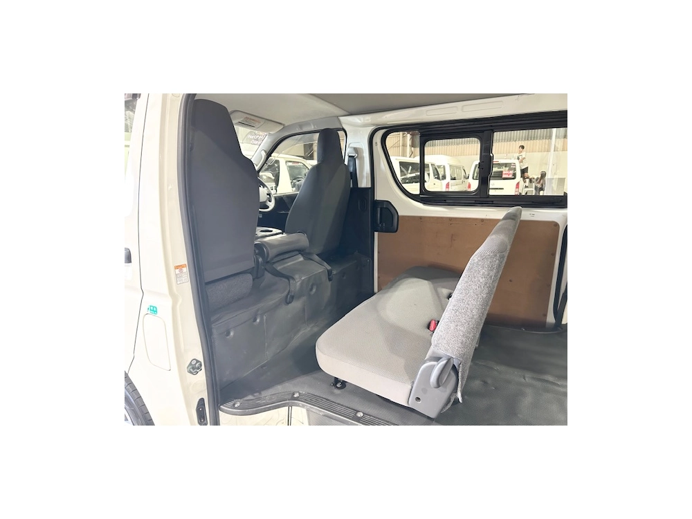 2017 Toyota Hiace 3L DIESEL 4X4 - 6 SEATERS_ $500 DISCOUNTED FOR FUEL (1 WEEK ONLY)