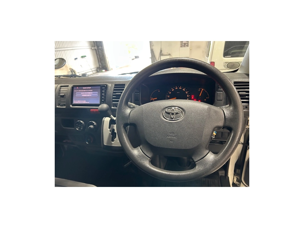 2017 Toyota Hiace 3L DIESEL 4X4 - 6 SEATERS-