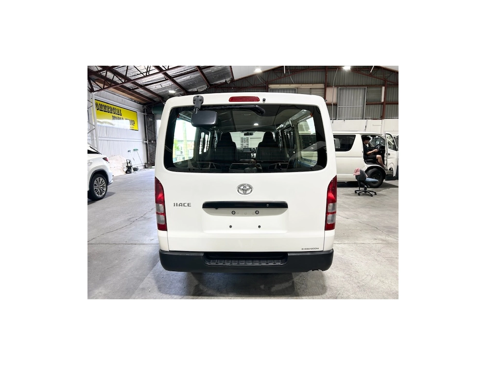 2017 Toyota Hiace 3L DIESEL 4X4 - 6 SEATERS-