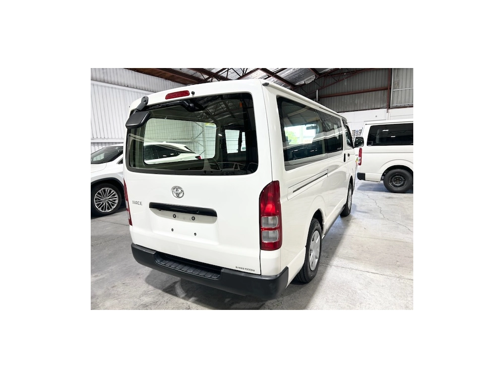 2017 Toyota Hiace 3L DIESEL 4X4 - 6 SEATERS-