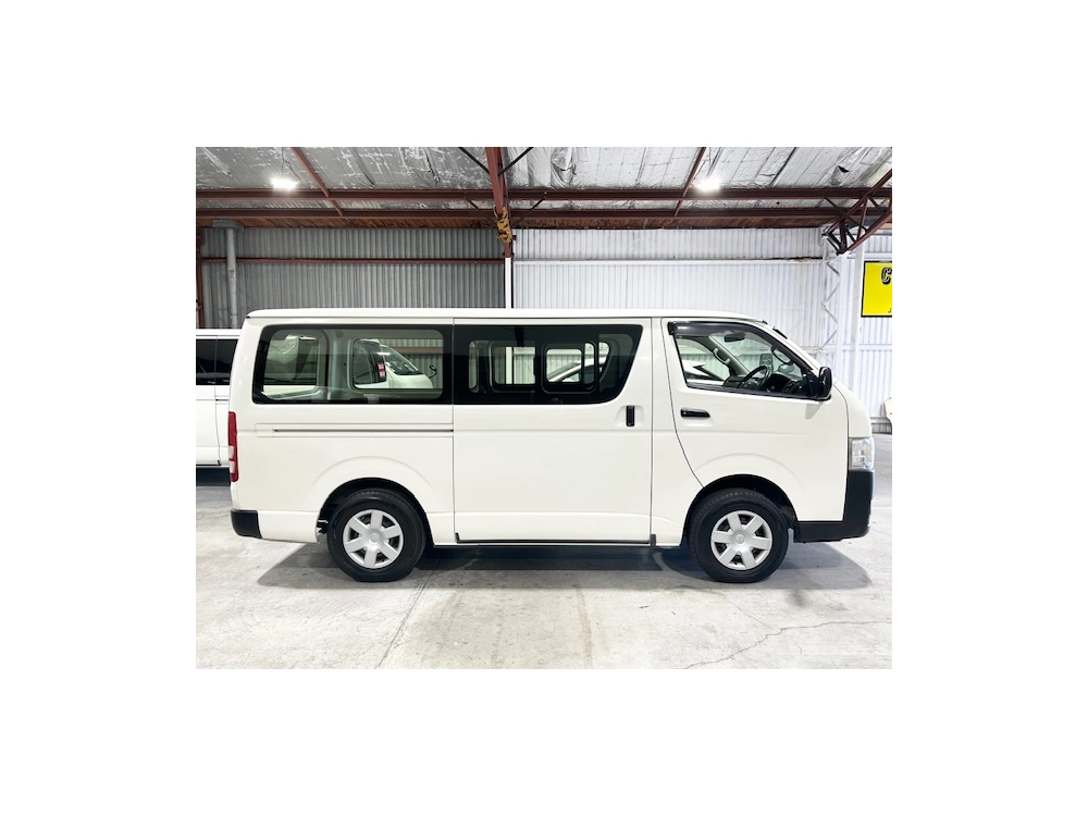 2017 Toyota Hiace 3L DIESEL 4X4 - 6 SEATERS-