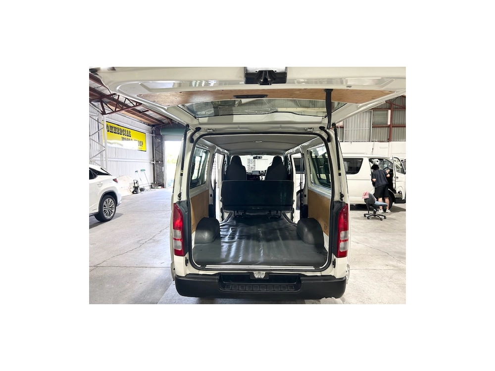 2017 Toyota Hiace 3L DIESEL 4X4 - 6 SEATERS_ $500 DISCOUNTED FOR FUEL (1 WEEK ONLY)