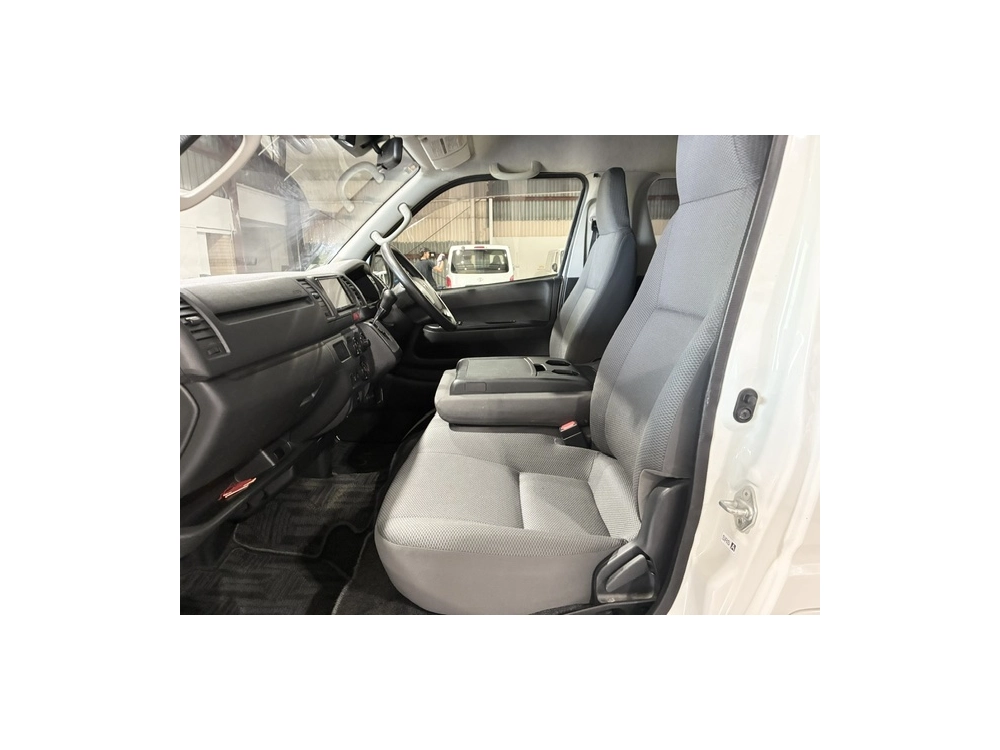 2018 Toyota Hiace 4X4 / Dual Airbags / REAR AIRCON 