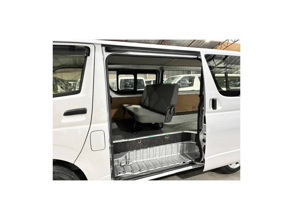 2020 Toyota Hiace =Super Low 20kms! = 6 Seaters