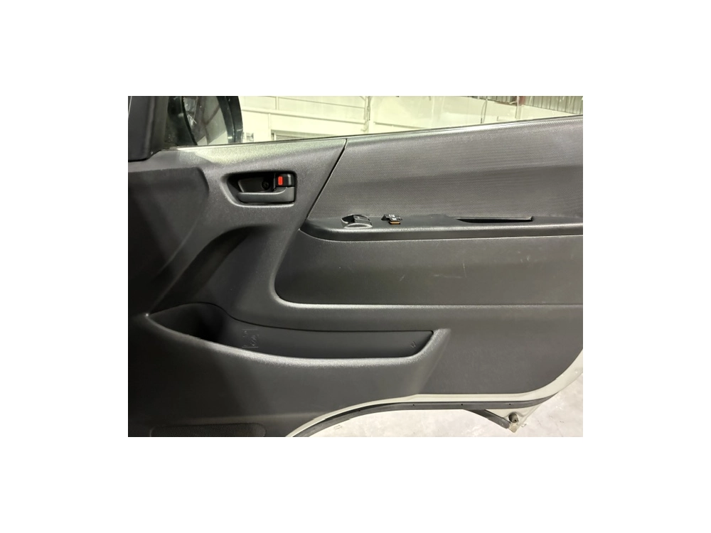 2020 Toyota Hiace =Super Low 20kms! = 6 Seaters