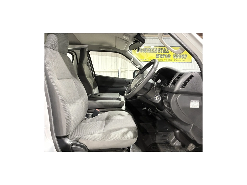 2020 Toyota Hiace =Super Low 20kms! = 6 Seaters