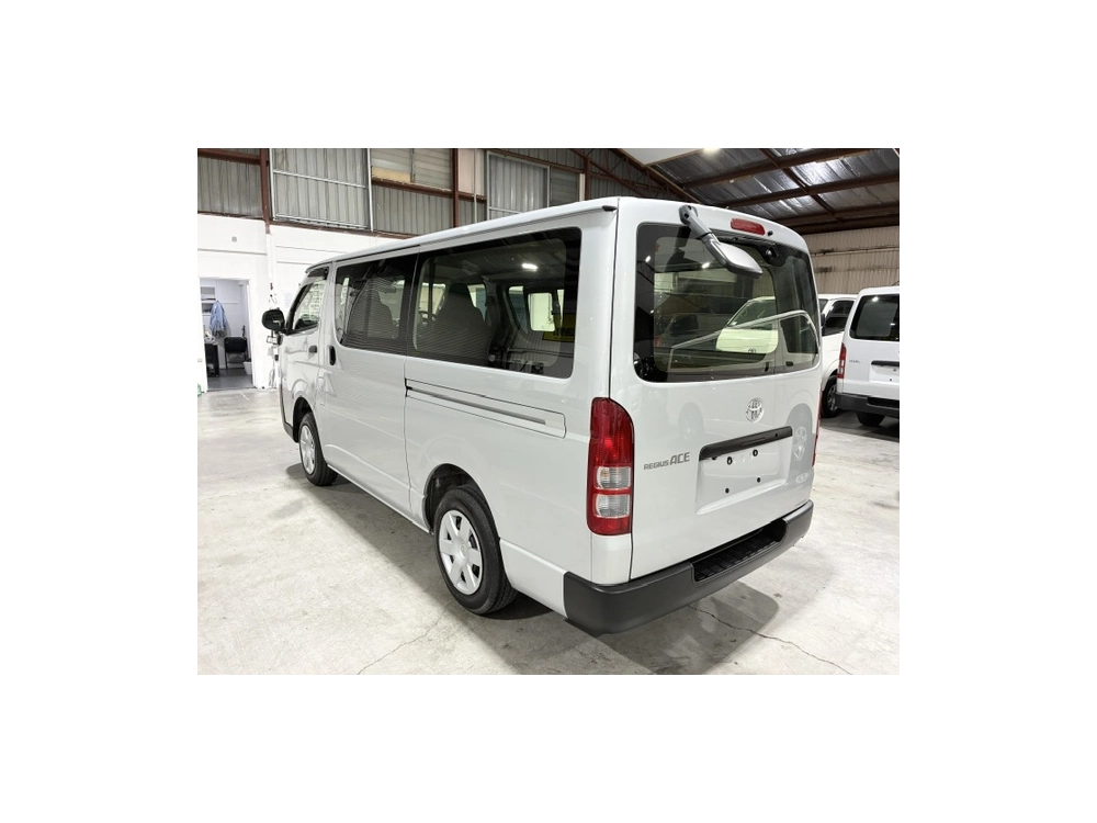 2020 Toyota Hiace =Super Low 20kms! = 6 Seaters
