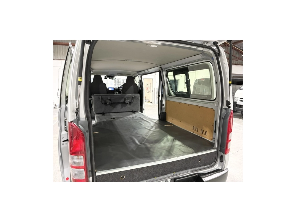 2020 Toyota Hiace =Super Low 20kms! = 6 Seaters