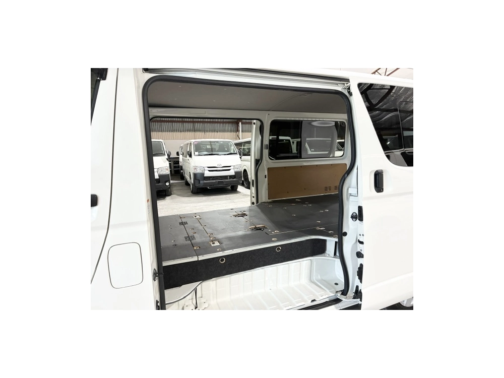 2020 Toyota Hiace = Super Low 26km = REHigh Floor