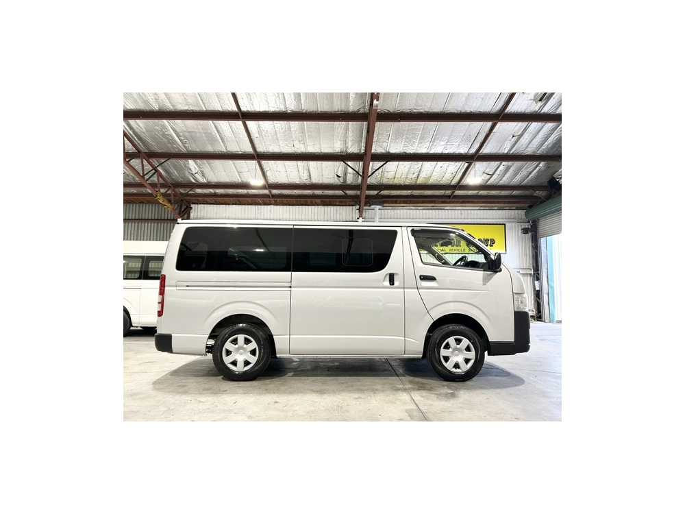2017 Toyota Hiace = 4x4 = SUPER LOW 36kms _ 6 Seaters 