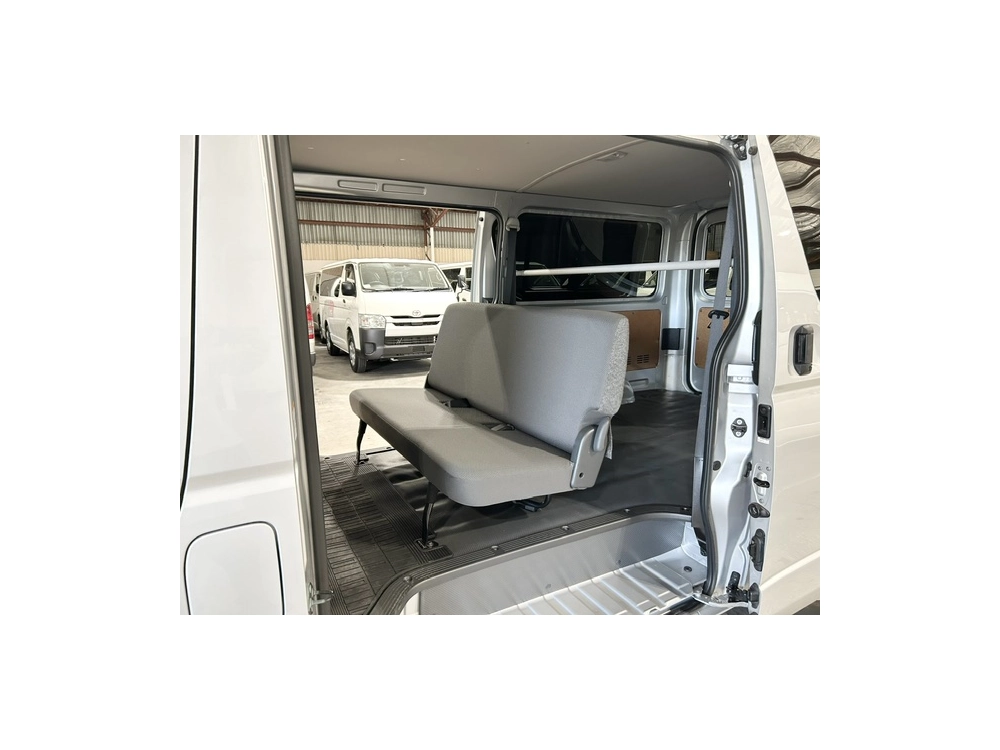 2017 Toyota Hiace = 4X4 = SUPER LOW 37kms !!! 6 SEATER