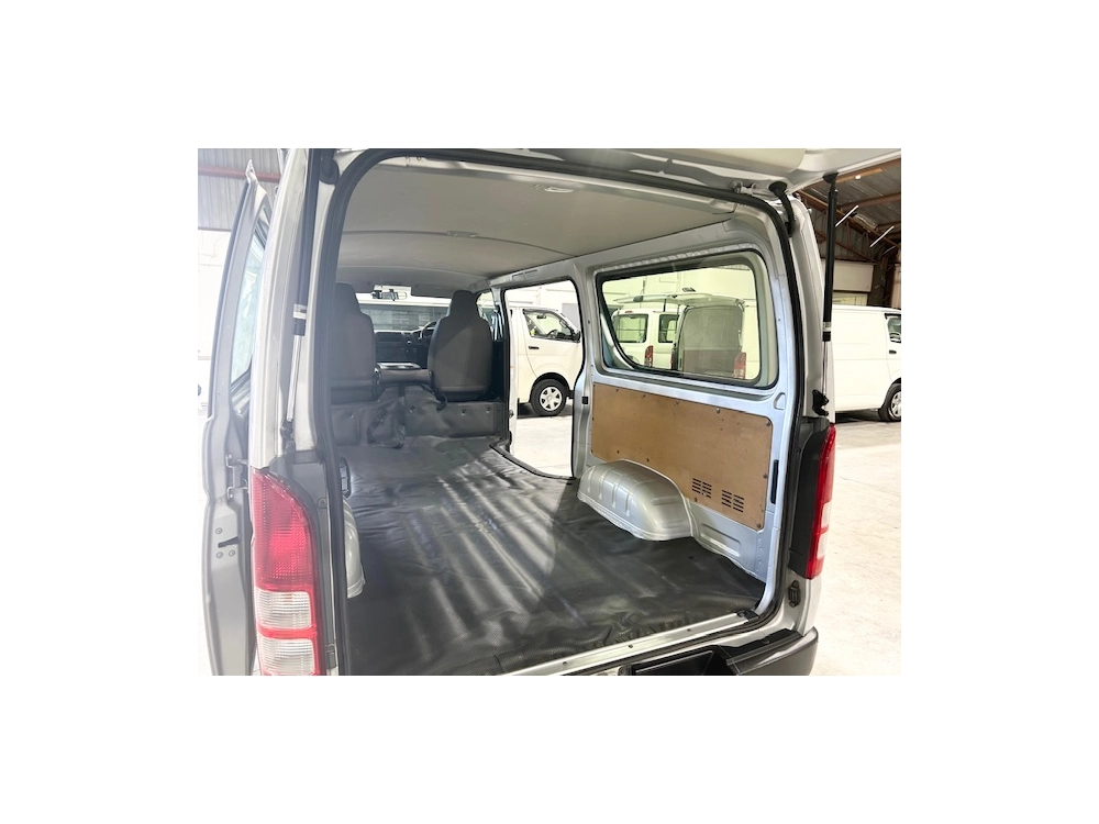 2015 Toyota Hiace = Rare MANUAL / 4X4 = 