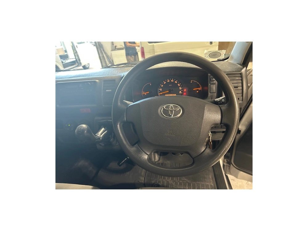 2015 Toyota Hiace = Rare MANUAL / 4X4 = 