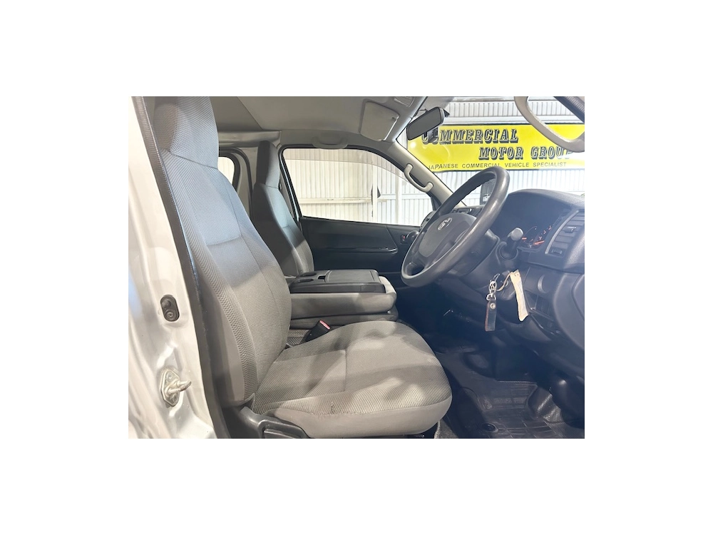 2015 Toyota Hiace = Rare MANUAL / 4X4 = 