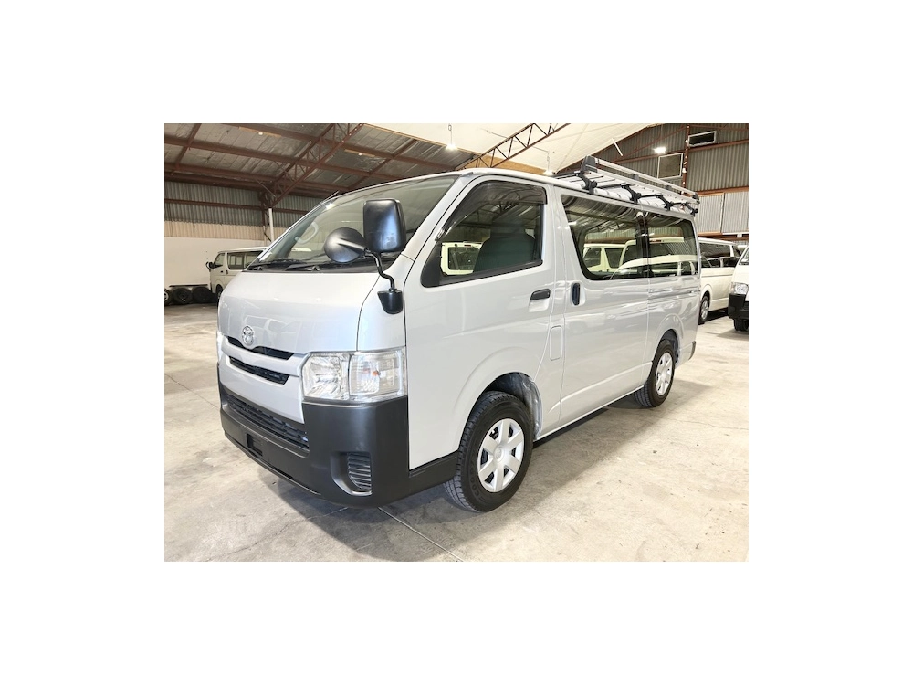 2015 Toyota Hiace = Rare MANUAL / 4X4 = FREE ROO